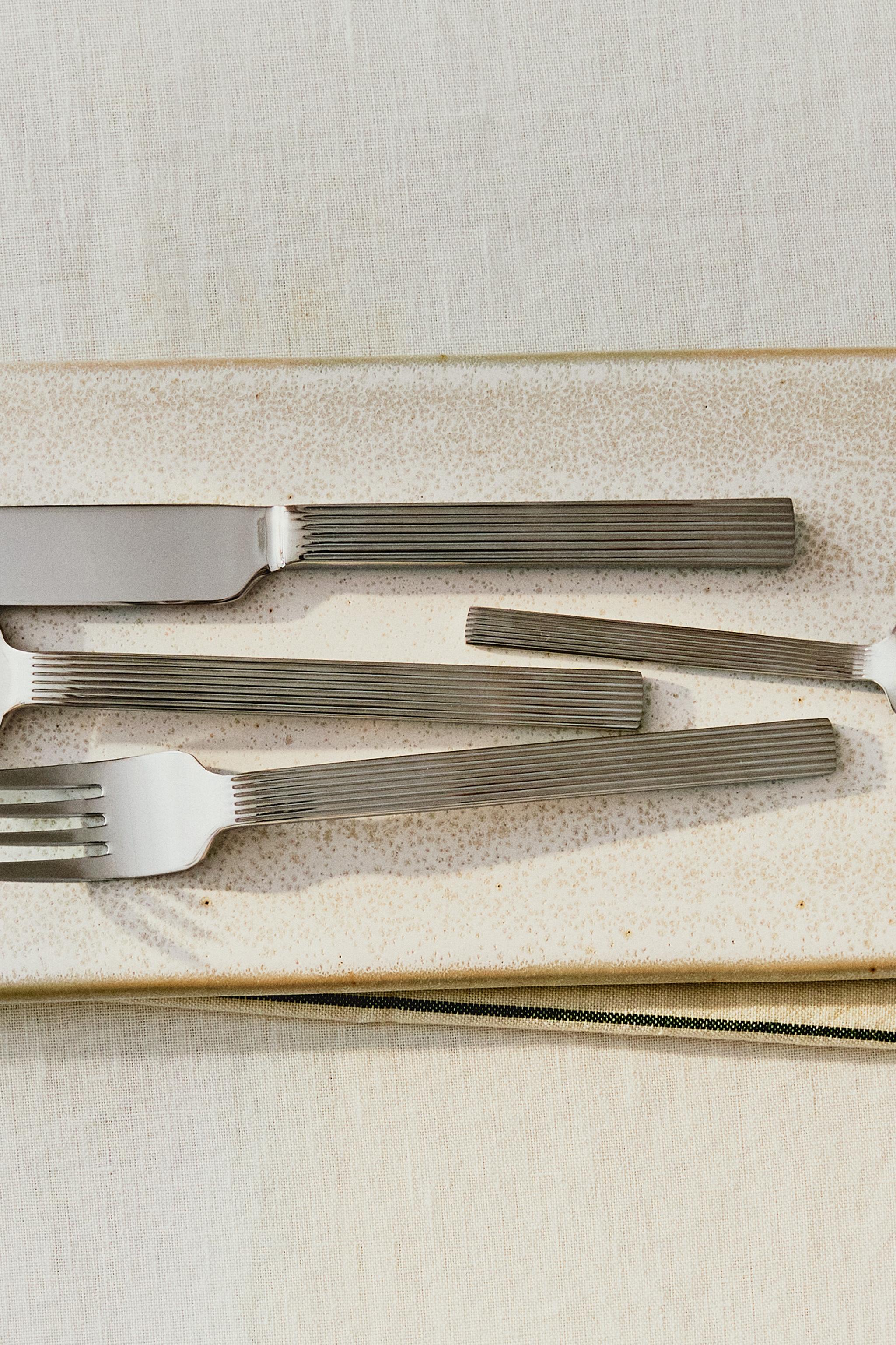 RIBBED HANDLE FLATWARE SET (SET OF 4)